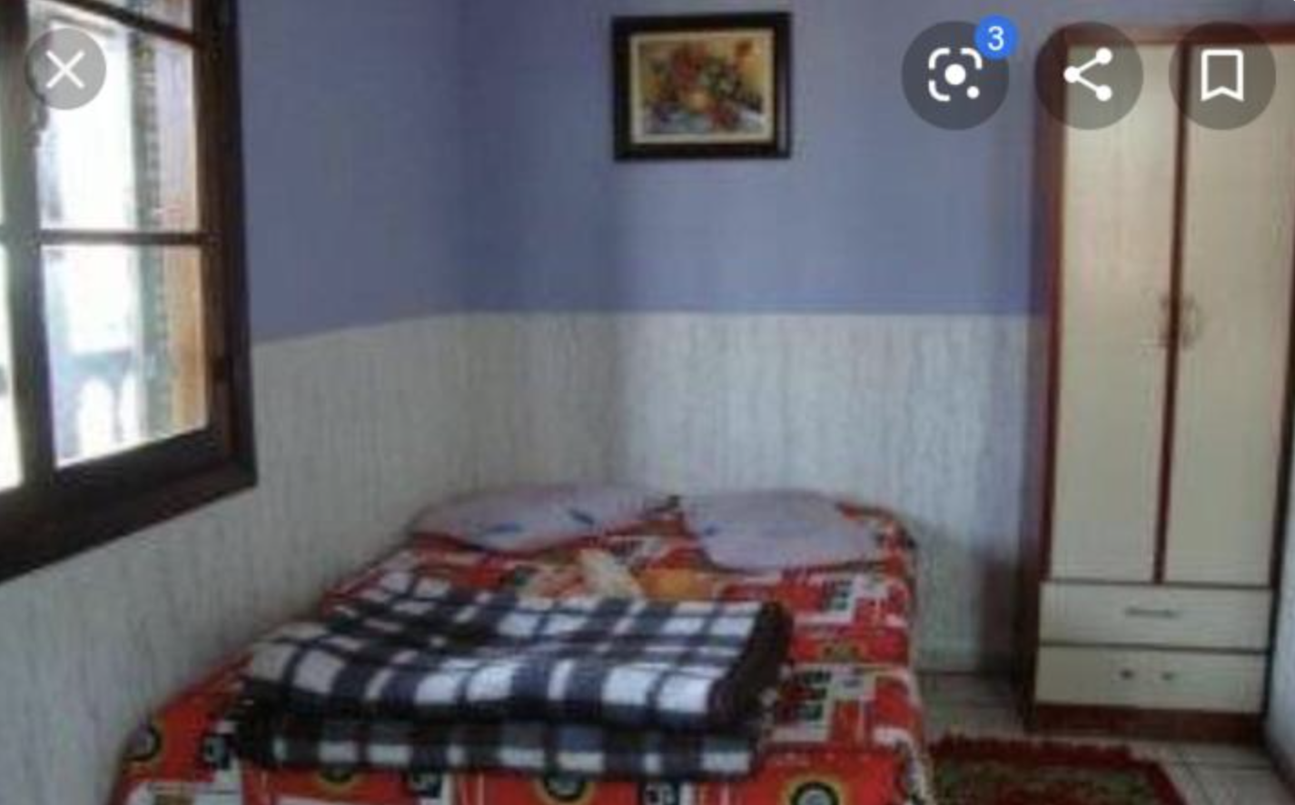 Quarto com cama de casal e armário